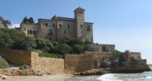 Castell_de_Tamarit_des_de_la_cala